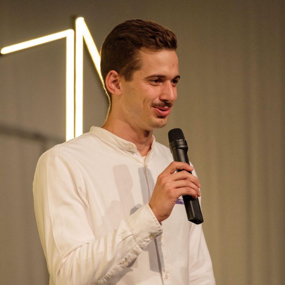 Timo Clasen erklärt Prozesse mit Mikrofon